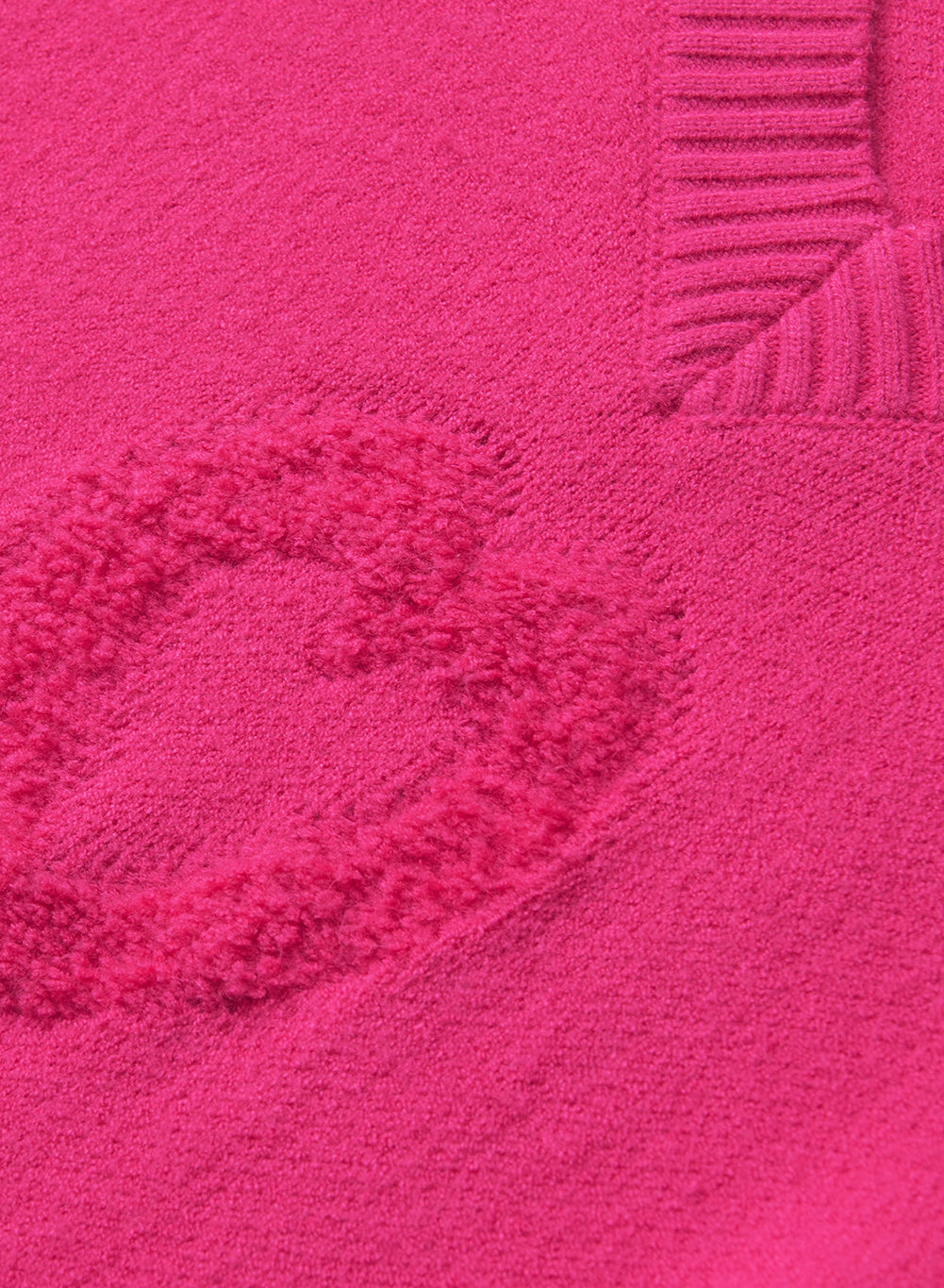 Adèle – Pull rose vif avec col en V, perles et détails en forme de cœur moelleux