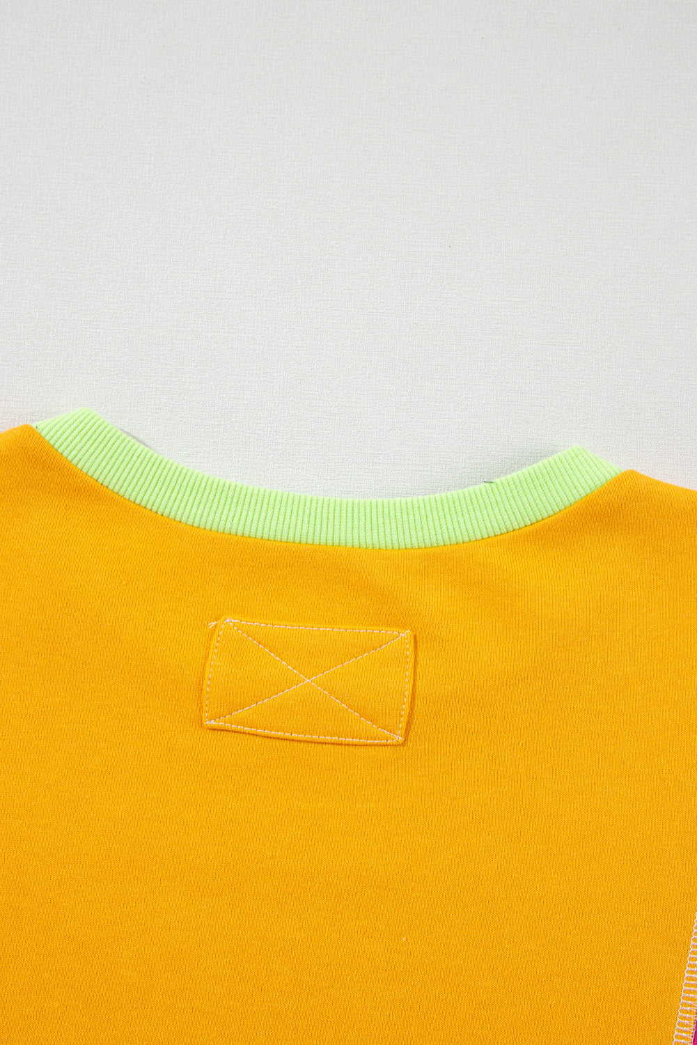 Cécile – Pull colorblock rose en grande taille avec patchwork et coutures apparentes