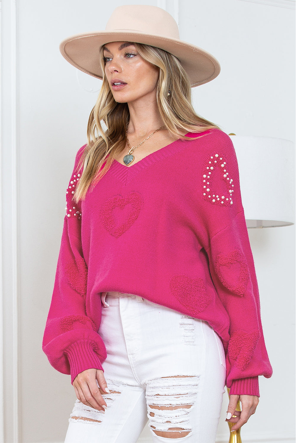 Adèle – Pull rose vif avec col en V, perles et détails en forme de cœur moelleux