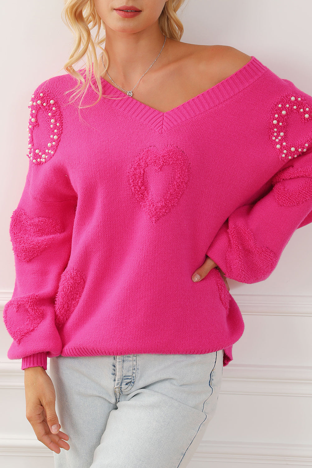Adèle – Pull rose vif avec col en V, perles et détails en forme de cœur moelleux