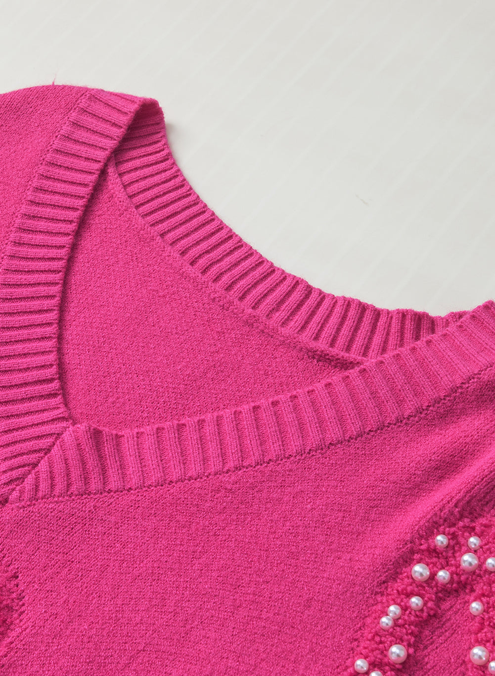 Adèle – Pull rose vif avec col en V, perles et détails en forme de cœur moelleux
