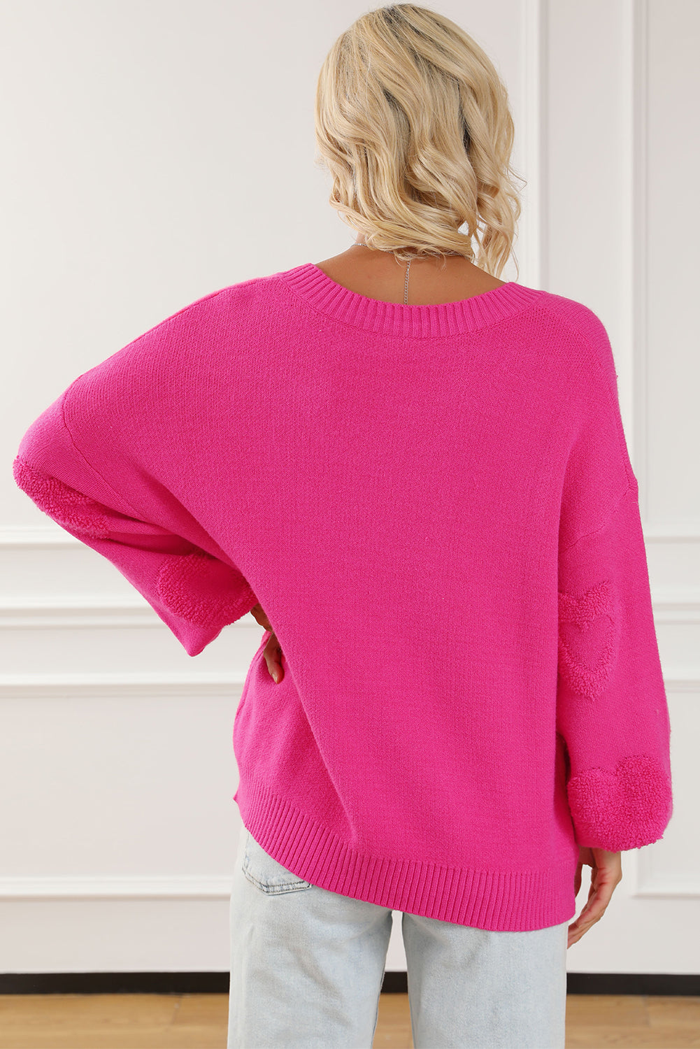 Adèle – Pull rose vif avec col en V, perles et détails en forme de cœur moelleux
