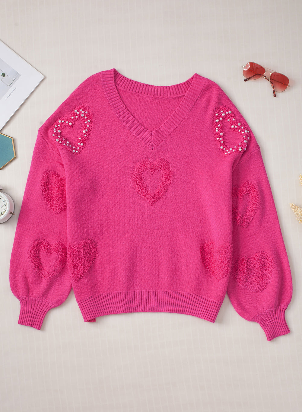 Adèle – Pull rose vif avec col en V, perles et détails en forme de cœur moelleux