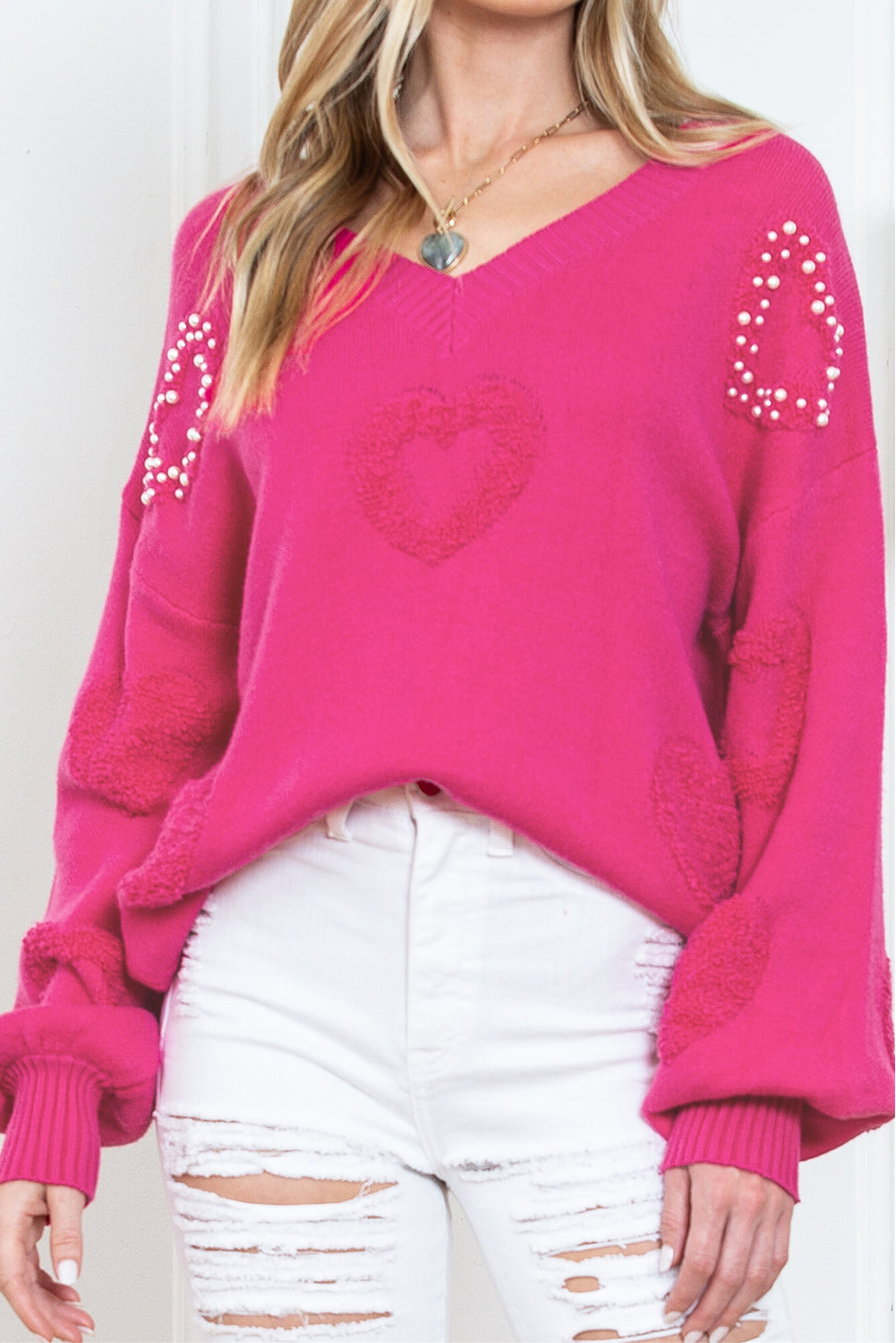 Adèle – Pull rose vif avec col en V, perles et détails en forme de cœur moelleux