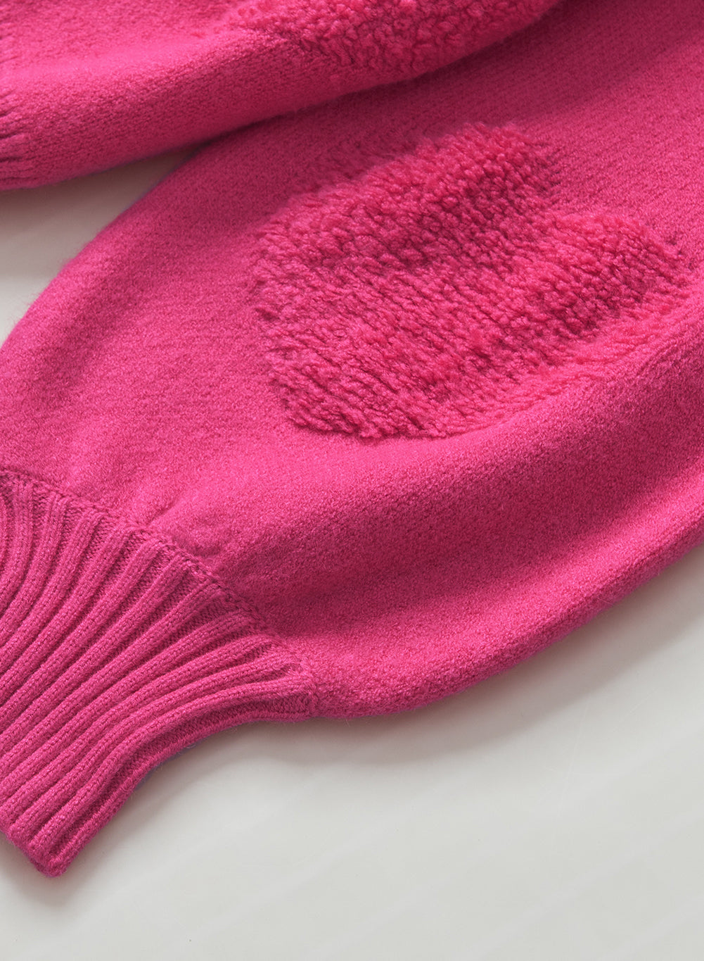 Adèle – Pull rose vif avec col en V, perles et détails en forme de cœur moelleux