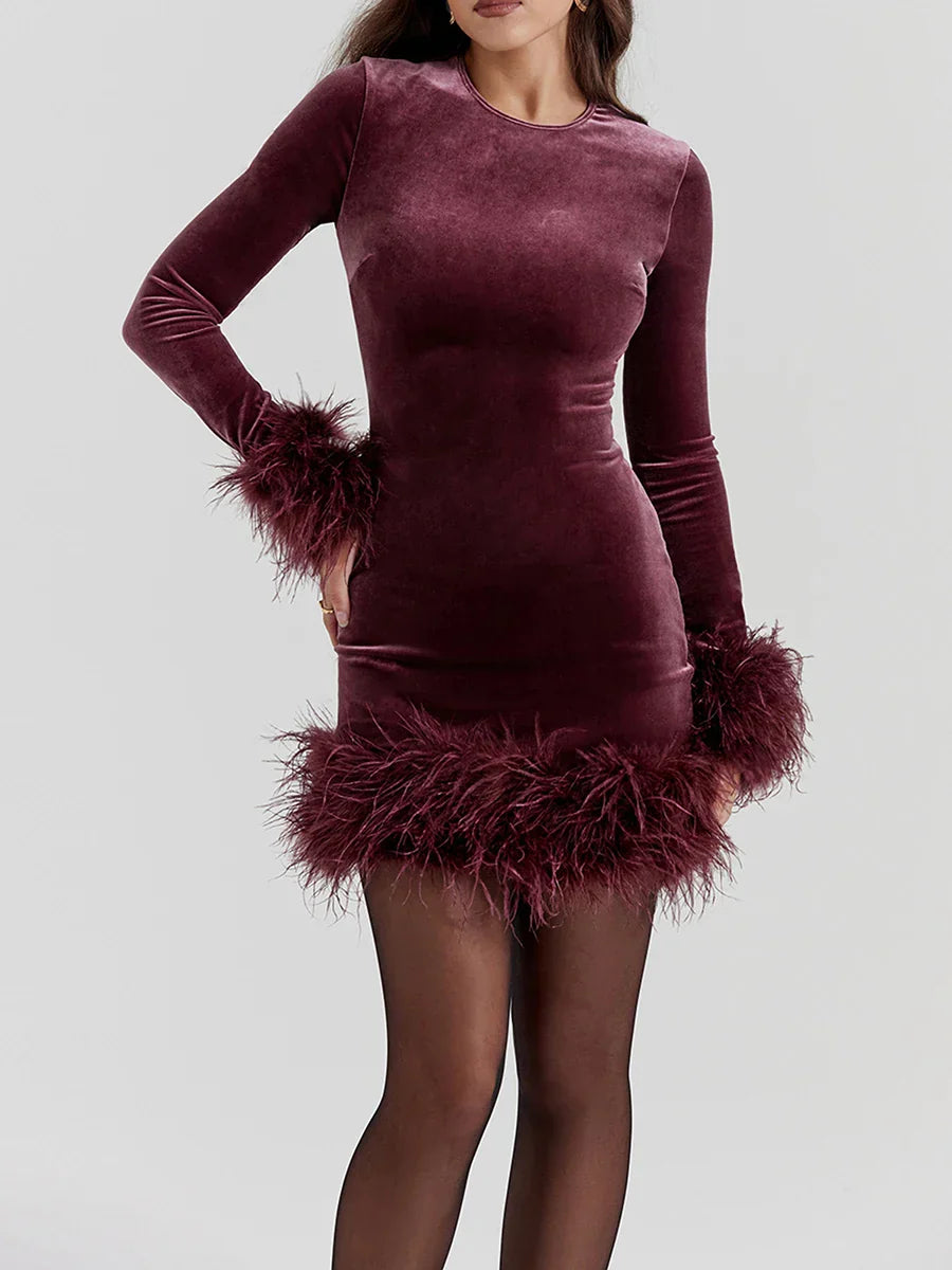 Ariane – Robe bodycon avec plumes, à la fois chic et audacieuse