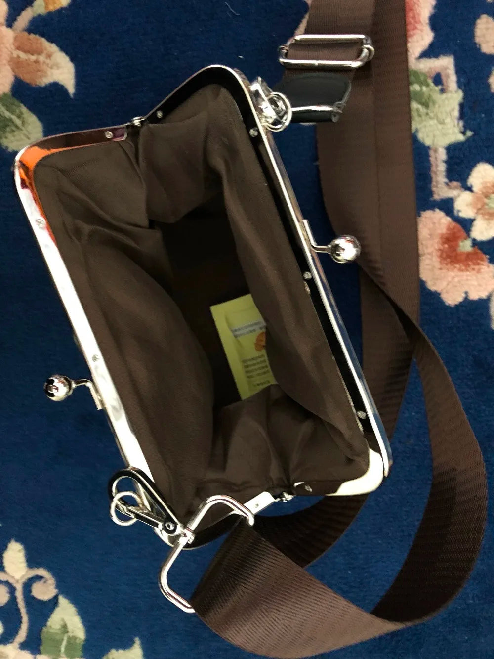 Rosalie – Sac bandoulière avec fermeture en forme de lèvres pour un look raffiné