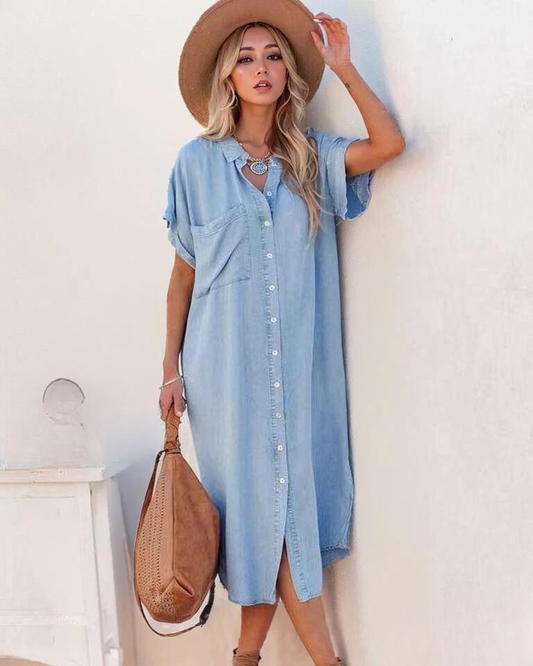 Delia - Robe chemise contemporaine en denim uni à manches courtes et à fente longue avec une touche d'élégance