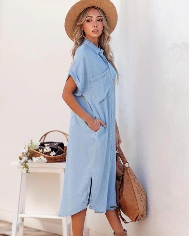 Delia - Robe chemise contemporaine en denim uni à manches courtes et à fente longue avec une touche d'élégance