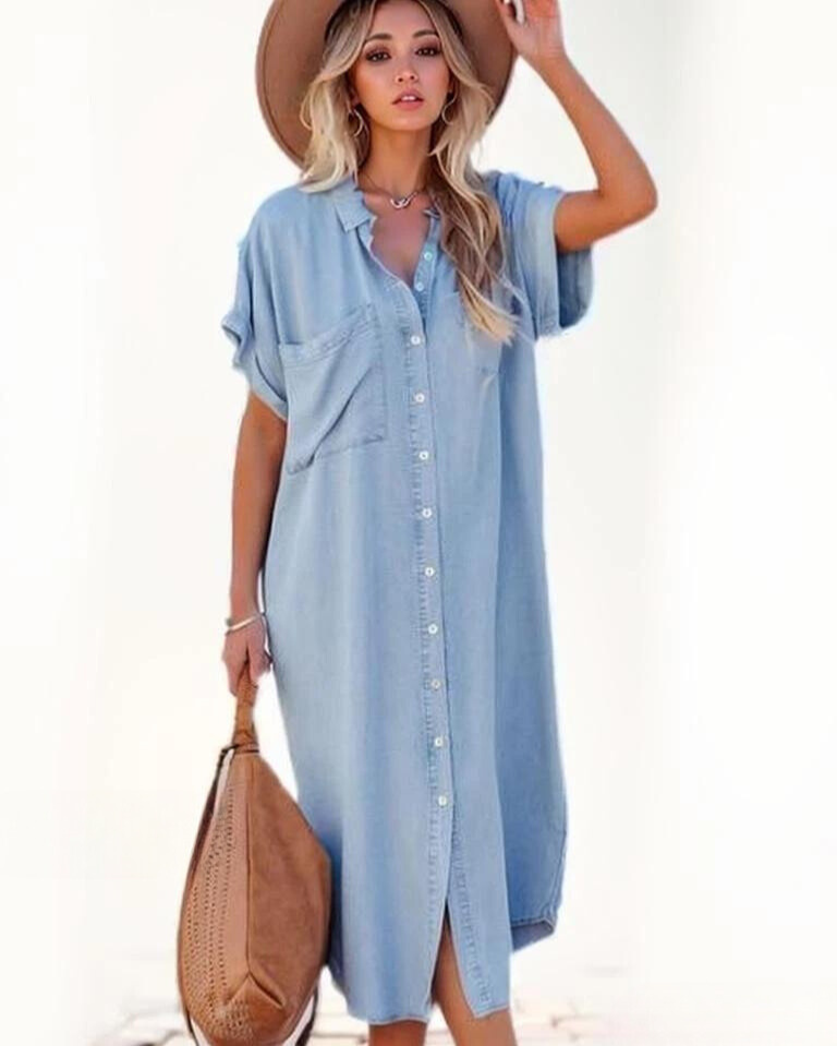 Delia - Robe chemise contemporaine en denim uni à manches courtes et à fente longue avec une touche d'élégance