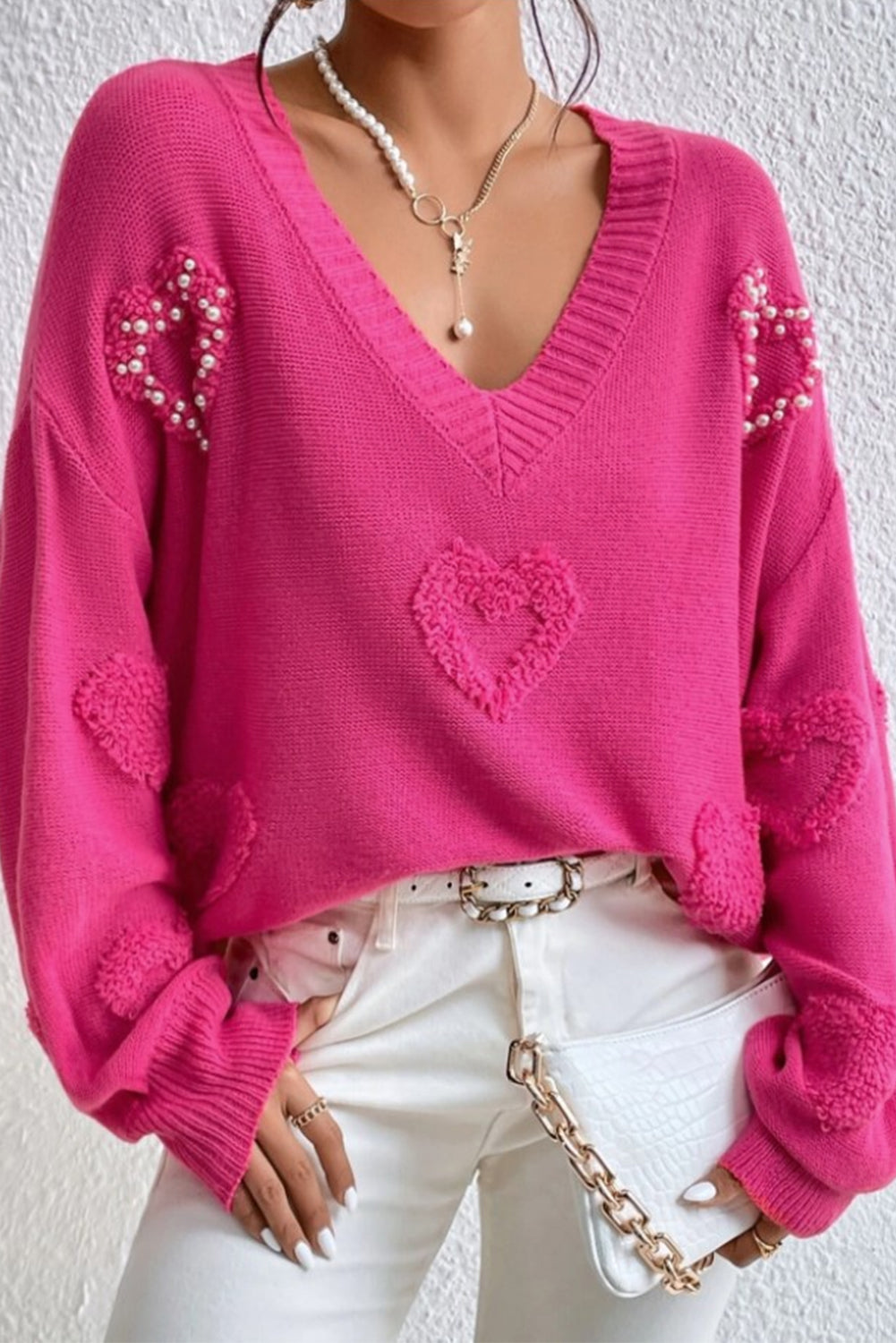 Adèle – Pull rose vif avec col en V, perles et détails en forme de cœur moelleux