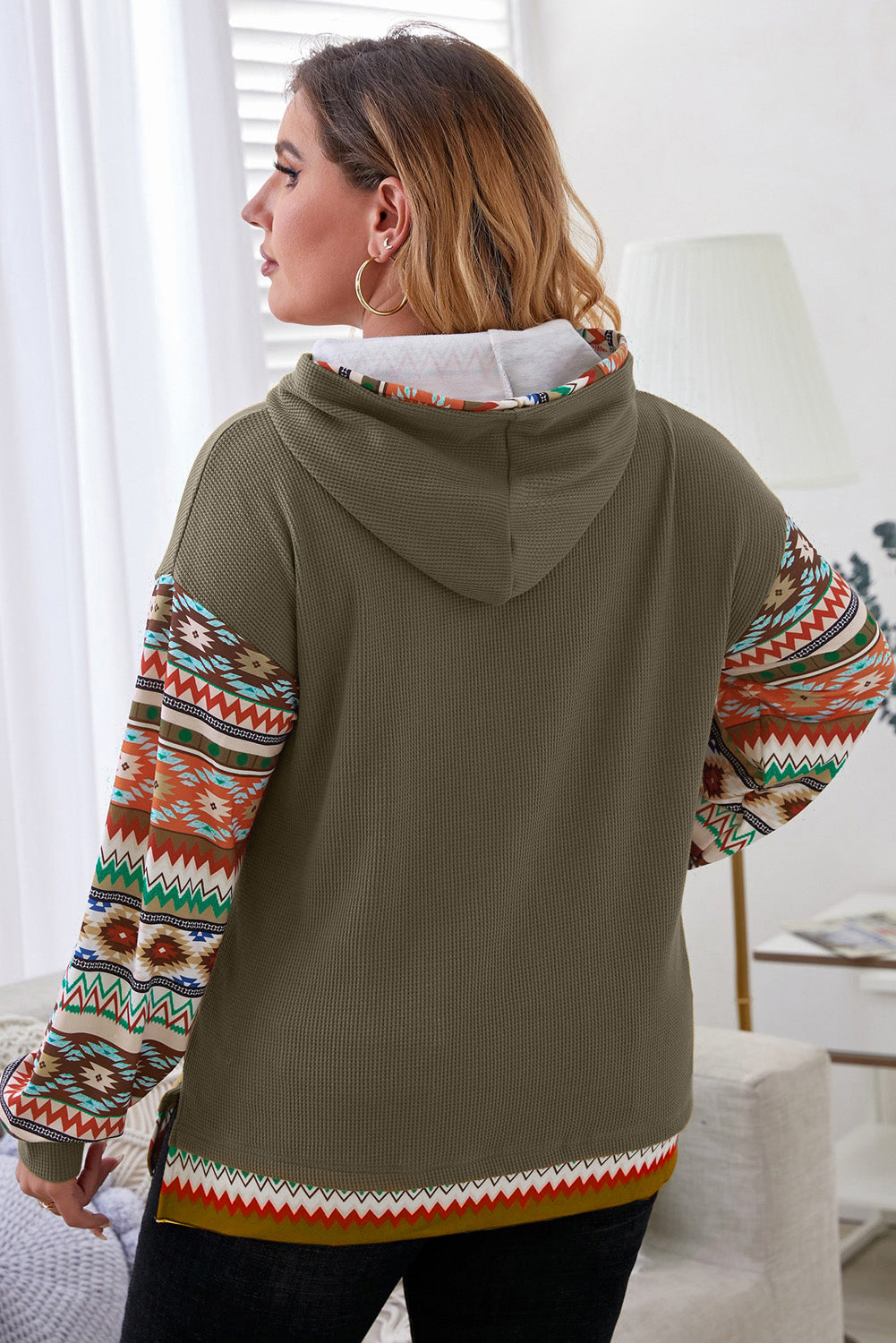 Géraldine – Hoodie vert jungle avec manches patchwork aztek