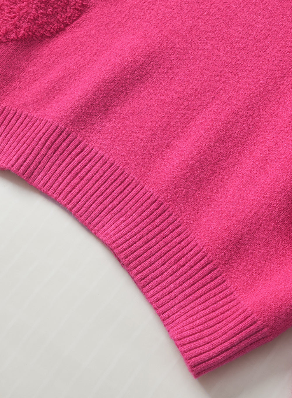 Adèle – Pull rose vif avec col en V, perles et détails en forme de cœur moelleux