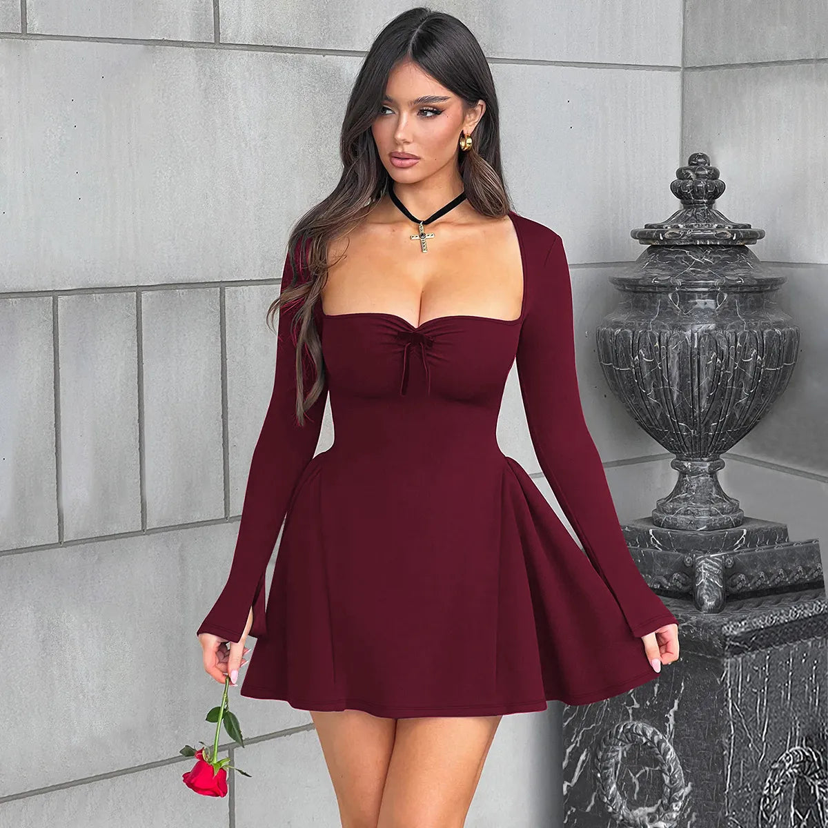 Robe Courte à Manches Longues et Décolleté Bas rouge
