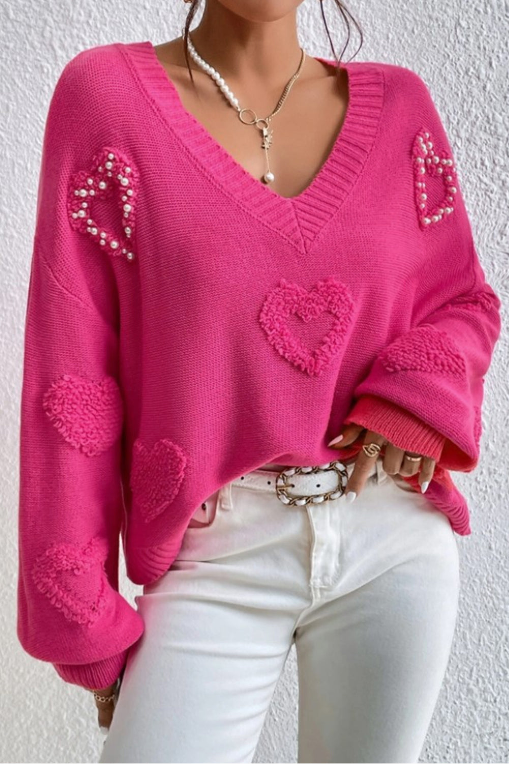Adèle – Pull rose vif avec col en V, perles et détails en forme de cœur moelleux