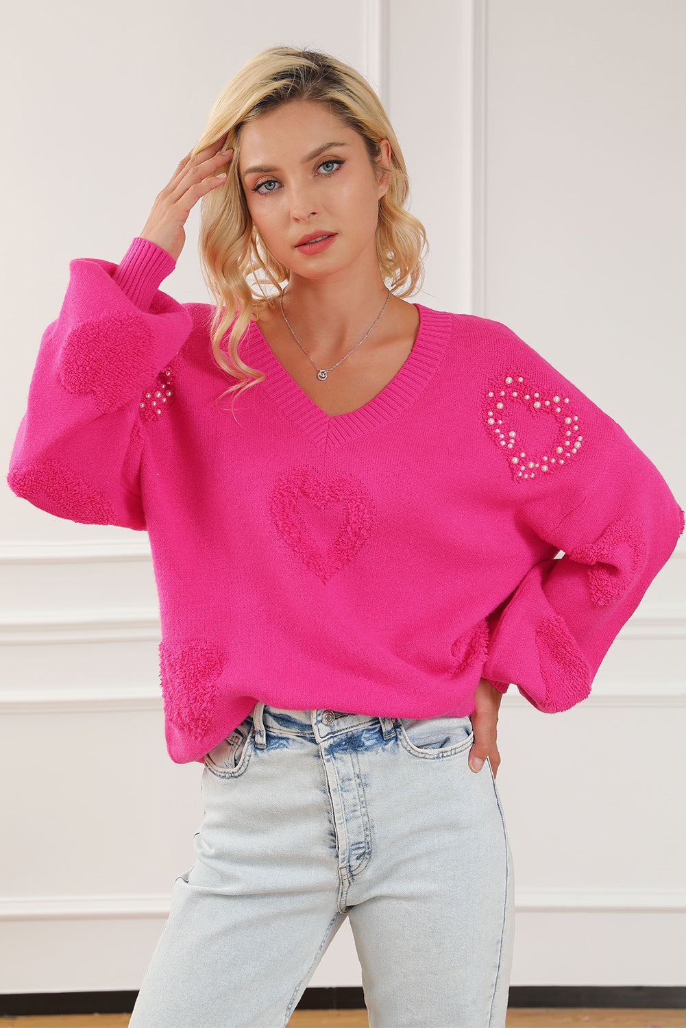 Adèle – Pull rose vif avec col en V, perles et détails en forme de cœur moelleux