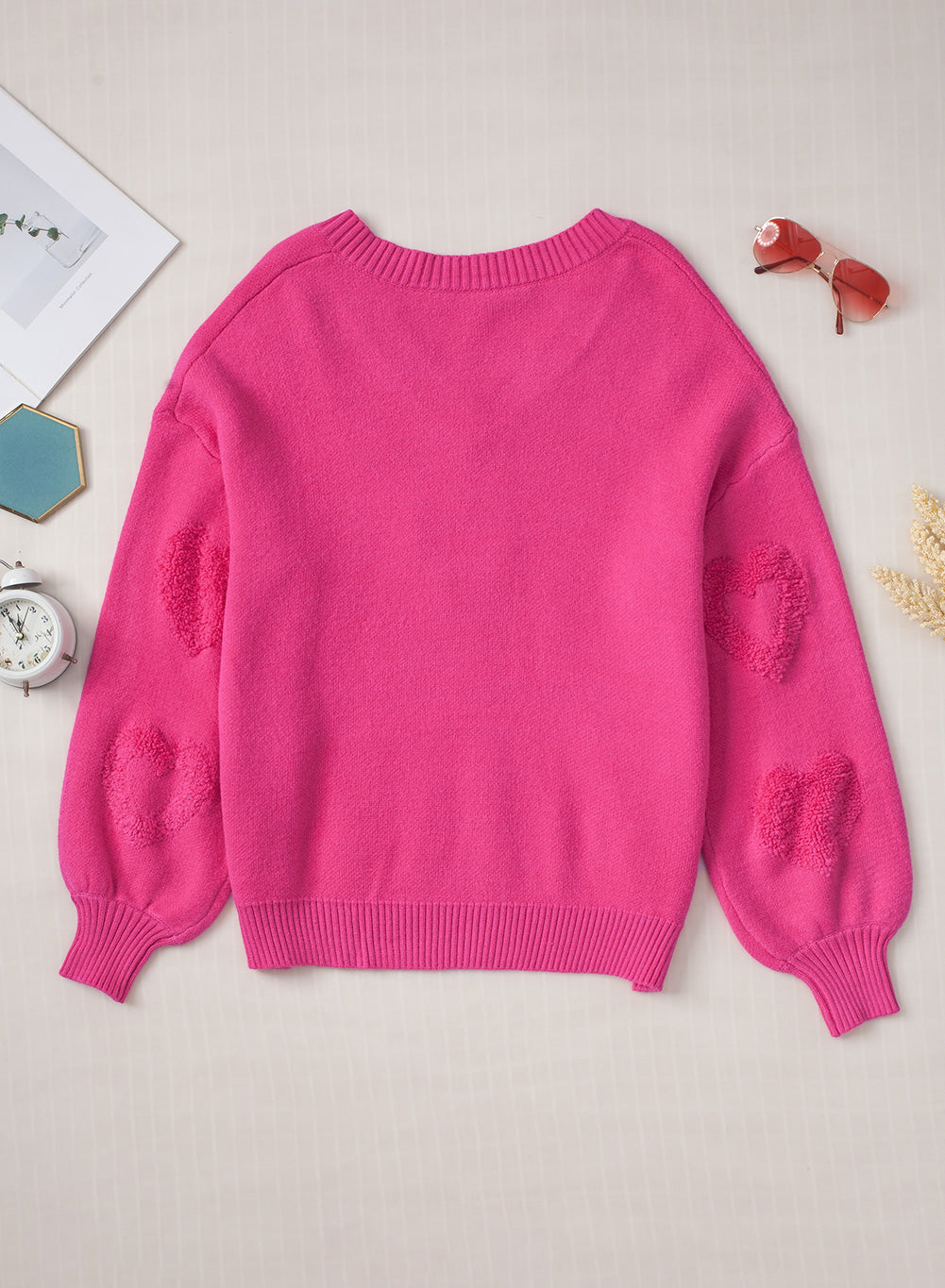 Adèle – Pull rose vif avec col en V, perles et détails en forme de cœur moelleux