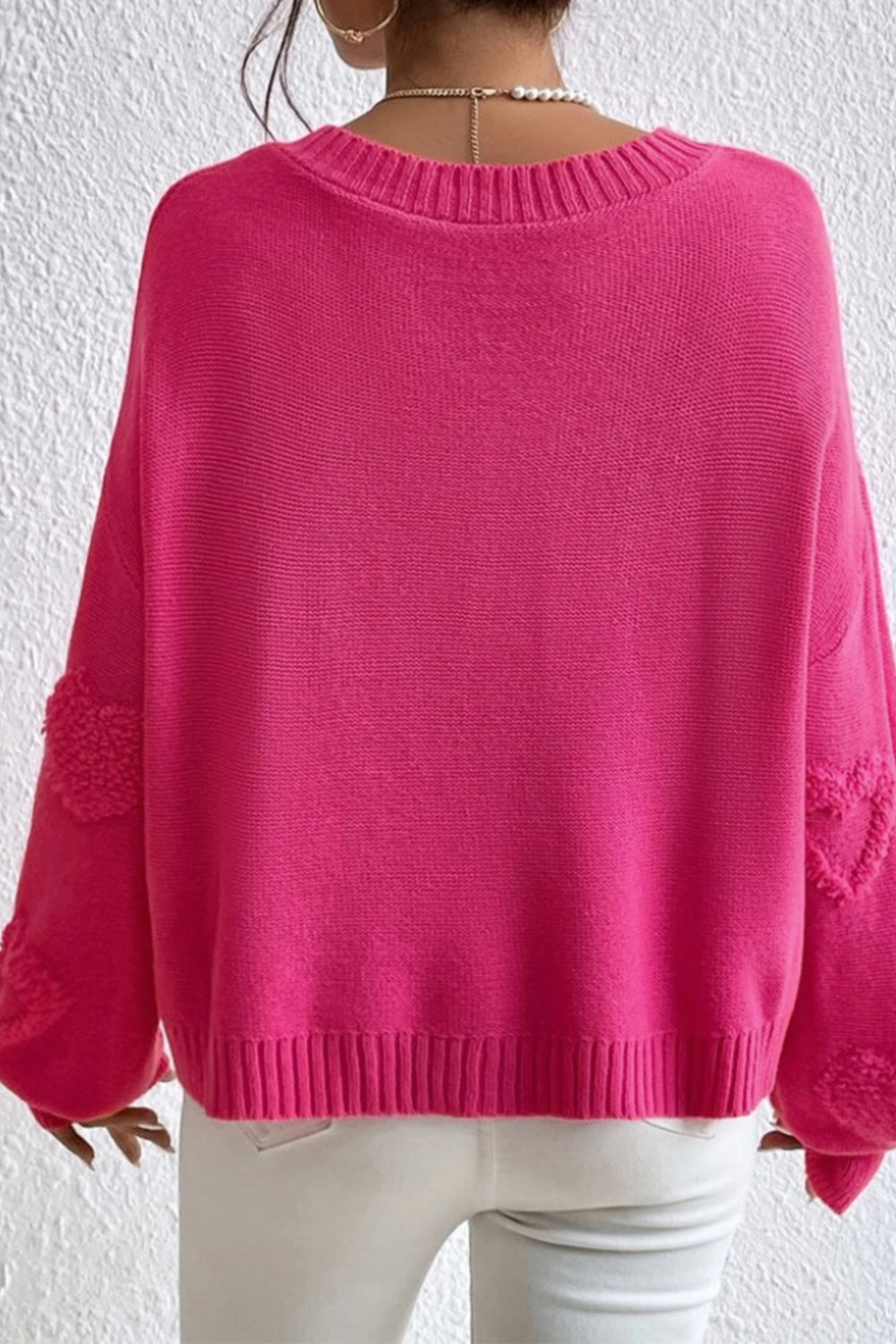 Adèle – Pull rose vif avec col en V, perles et détails en forme de cœur moelleux