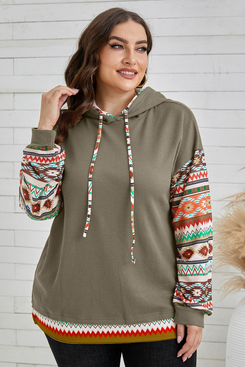 Géraldine – Hoodie vert jungle avec manches patchwork aztek