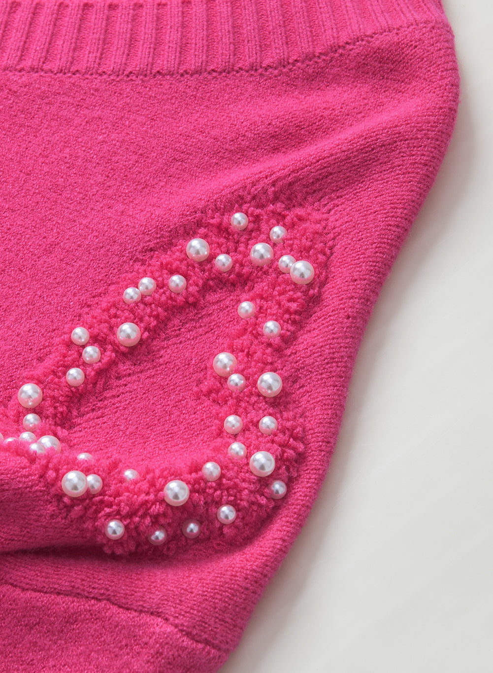Adèle – Pull rose vif avec col en V, perles et détails en forme de cœur moelleux