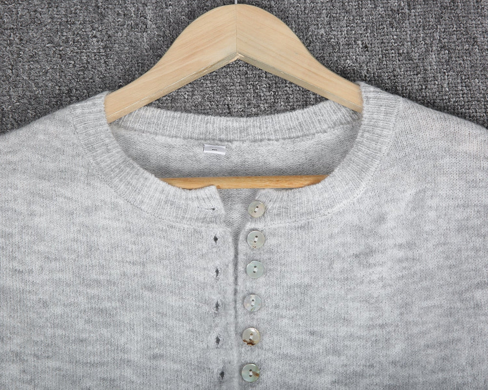 Charlotte - Pull classique gris avec boutons "Grey Days"