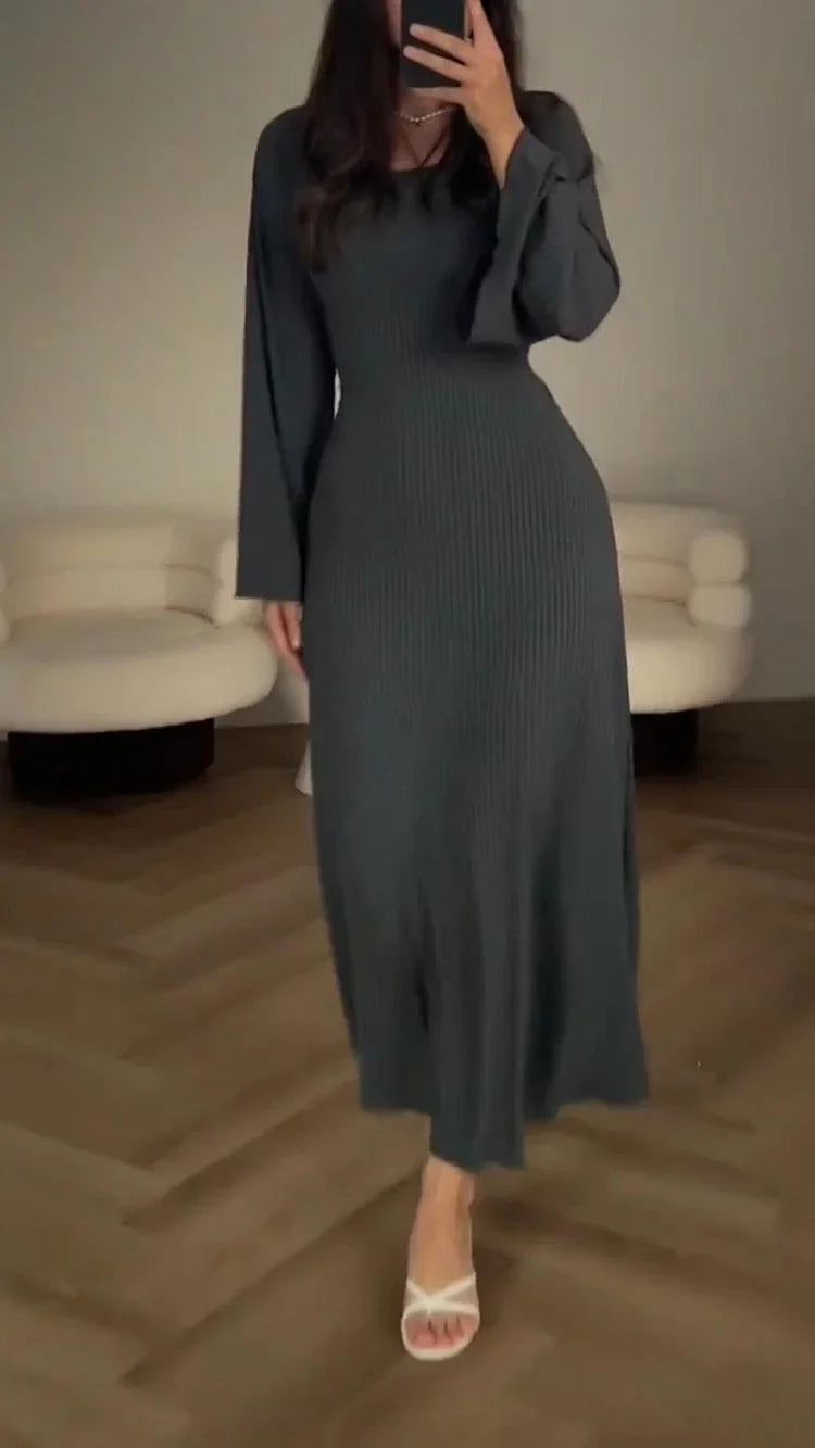 Robe tricotée stylée avec un nœud à la taille