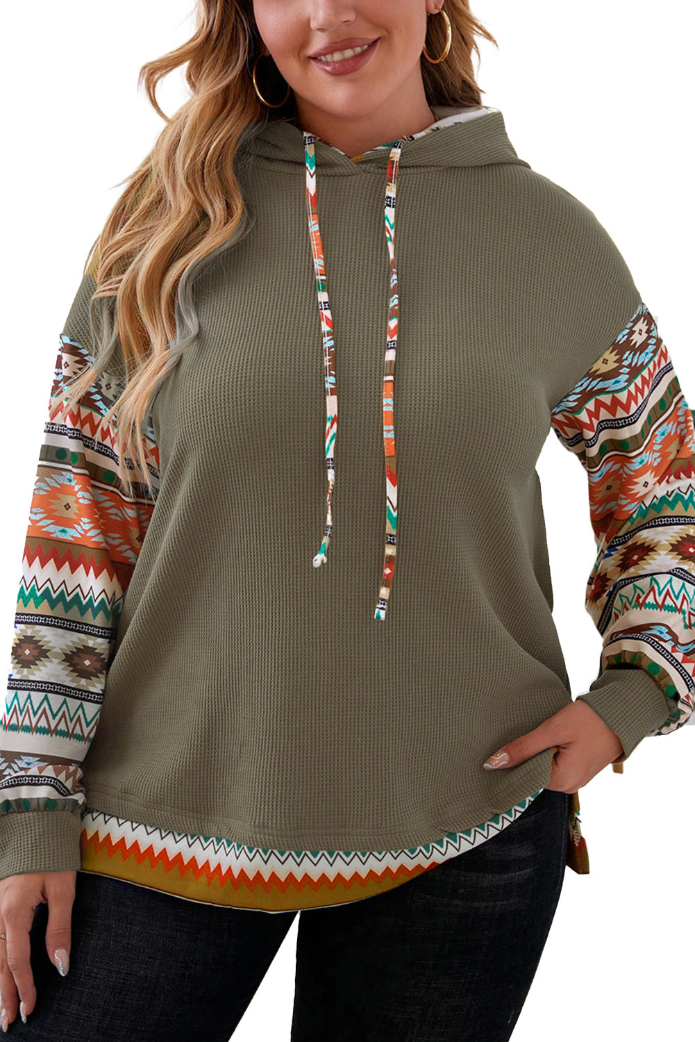Géraldine – Hoodie vert jungle avec manches patchwork aztek
